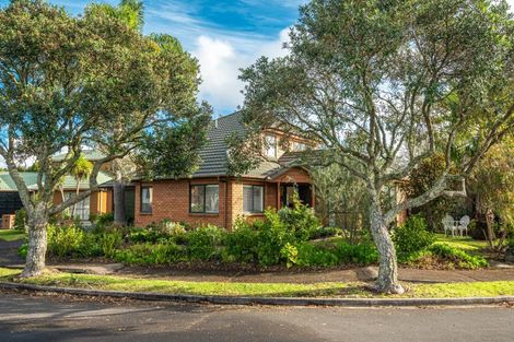 Photo of property in 17 Ryehill Close, New Lynn, Auckland, 0600