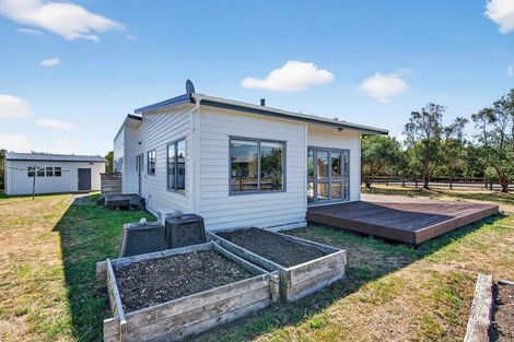 Photo of property in 8 Redwood Lane, Martinborough, 5711