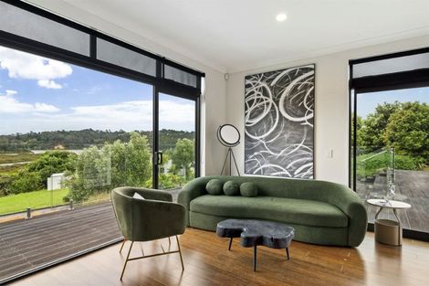 Photo of property in 16 Schopolo Place, Schnapper Rock, Auckland, 0632