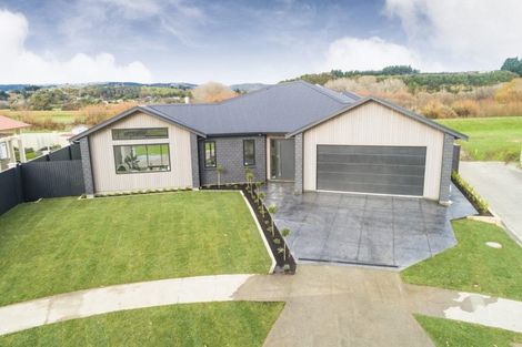 Photo of property in 9 Fairway Grove, Hokowhitu, Palmerston North, 4410