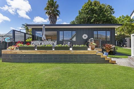 Photo of property in 45 Kiwi Esplanade, Mangere Bridge, Auckland, 2022