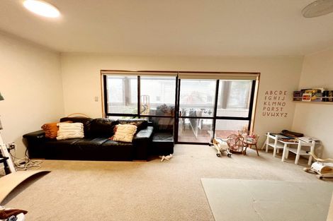 Photo of property in 4 Oystergrove Road, West Harbour, Auckland, 0618