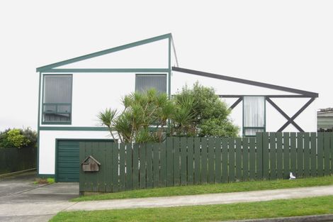 Photo of property in 30 Edgecombe Street, Newlands, Wellington, 6037