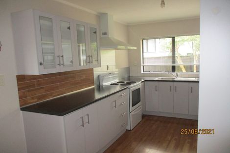 Photo of property in 2/28 De Quincey Terrace, Highland Park, Auckland, 2010