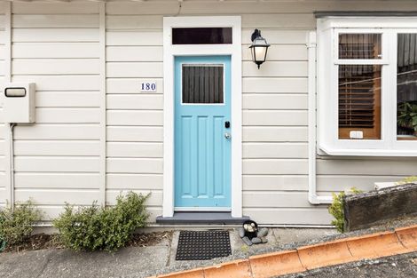 Photo of property in 180 Sutherland Road, Lyall Bay, Wellington, 6022