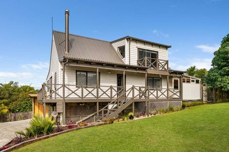 Photo of property in 38 Thorburn Avenue, Red Beach, 0932