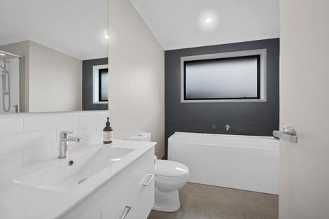 Photo of property in 12 Porokaiwhiri Avenue, Helensville, 0800