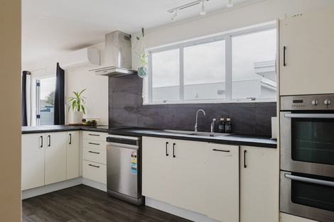 Photo of property in 4 Sutherland Crescent, Westbrook, Palmerston North, 4412