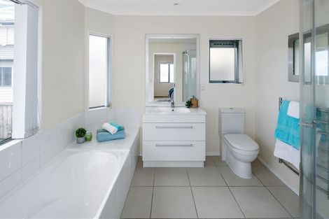 Photo of property in 22 Bennett Grove, Newlands, Wellington, 6037