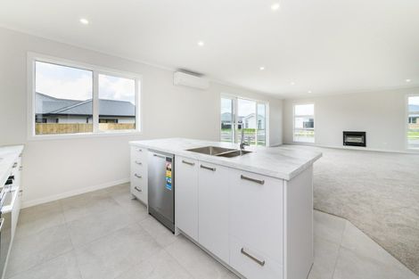 Photo of property in 61 Atlantic Drive, Fitzherbert, Palmerston North, 4410