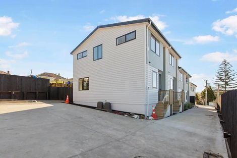 Photo of property in 24e Lincoln Park Avenue, Massey, Auckland, 0614