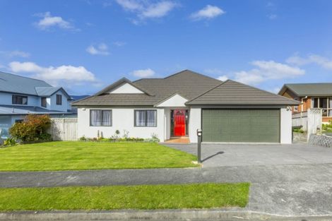 Photo of property in 17 Birkinshaw Grove, Riverstone Terraces, Upper Hutt, 5018
