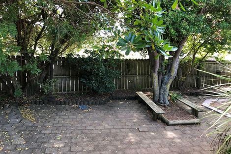 Photo of property in 30 Darren Crescent, Half Moon Bay, Auckland, 2012