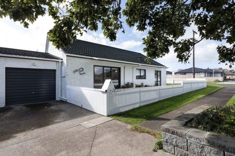 Photo of property in 2 Magnolia Drive, Westown, New Plymouth, 4310