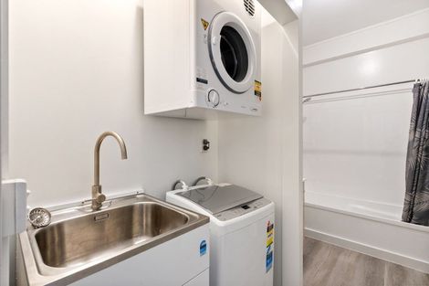 Photo of property in 17 Kent Terrace - Kent Apartments, 5c/16 Kent Terrace, Mount Victoria, Wellington, 6011