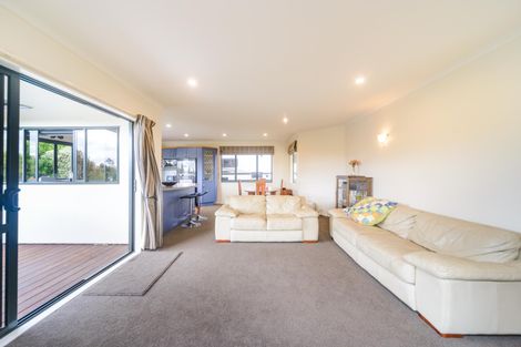 Photo of property in 15 Greenwood Place, Fitzherbert, Palmerston North, 4410