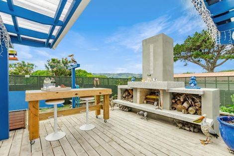 Photo of property in 19 Eruini Street, Waikanae Beach, Waikanae, 5036