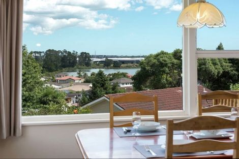 Photo of property in 16 Ellesmere Crescent, Pakuranga Heights, Auckland, 2010