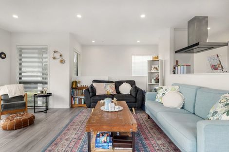 Photo of property in 5 Holiday Road, Stanmore Bay, Whangaparaoa, 0932