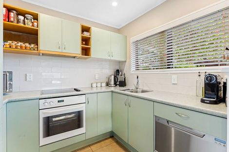 Photo of property in 2/41 Highland Drive, Highland Park, Auckland, 2010