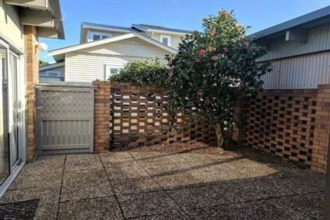 Photo of property in 2/50 Kitchener Road, Milford, Auckland, 0620