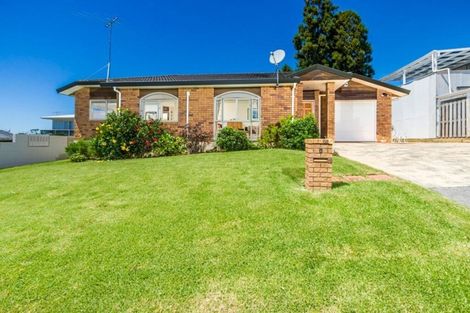 Photo of property in 2/335 Wairau Road, Totara Vale, Auckland, 0627