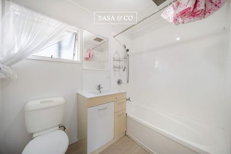 Photo of property in 2/6 Bundena Place, Clendon Park, Auckland, 2103