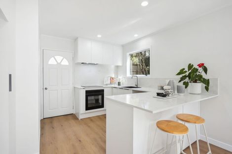 Photo of property in 2/9a De Val Drive, Titirangi, Auckland, 0604