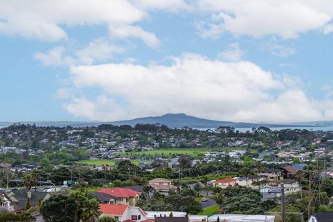 Photo of property in 1a Highgrove Lane, Totara Vale, Auckland, 0632