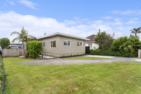 Photo of property in 64 Beach Haven Road, Beach Haven, Auckland, 0626