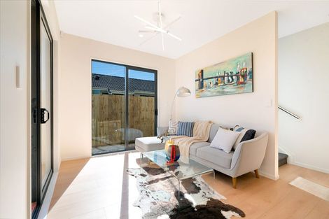 Photo of property in 53 Meadowood Drive, Unsworth Heights, Auckland, 0632