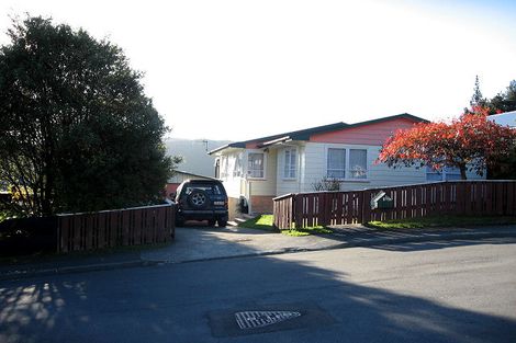Photo of property in 5 Takanini Grove, Stokes Valley, Lower Hutt, 5019
