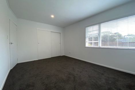 Photo of property in 2/23 Manhattan Heights, Glendene, Auckland, 0602