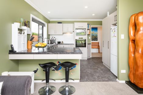 Photo of property in 11 Greenwood Place, Fitzherbert, Palmerston North, 4410