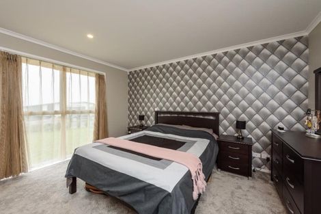 Photo of property in 2 Grace Cove, Aotea, Porirua, 5024