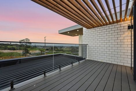 Photo of property in 7d Babich Road, Henderson Valley, Auckland, 0614