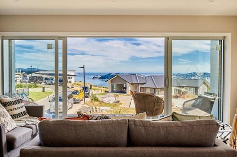 Photo of property in 36 Domett Street, Newlands, Wellington, 6037