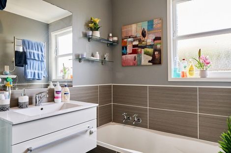 Photo of property in 27 Griffiths Grove, Newlands, Wellington, 6037