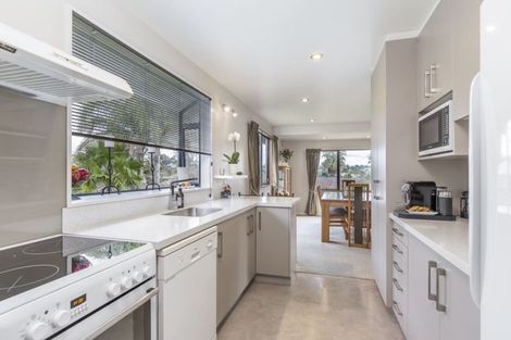 Photo of property in 33 Mandeville Place, Unsworth Heights, Auckland, 0632