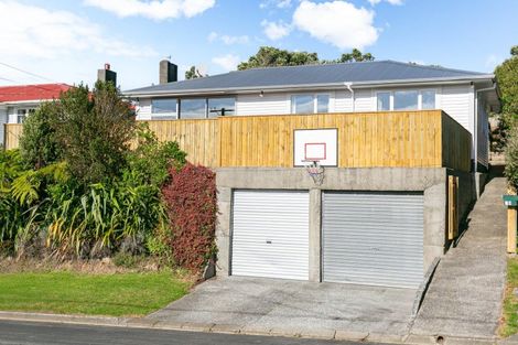 Photo of property in 9 Balmain Street, Newlands, Wellington, 6037