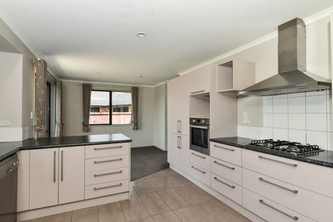 Photo of property in 69 Farnborough Drive, Grandview Heights, Hamilton, 3200