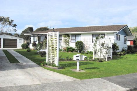 Photo of property in 8 Atarau Grove, Paraparaumu, 5032
