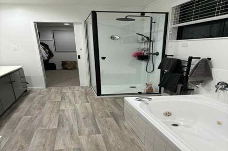 Photo of property in 2/81 Knights Road, Rothesay Bay, Auckland, 0630