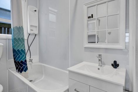 Photo of property in Devonport Apartments, 26/127 Saint Aubyn Street, New Plymouth, 4310