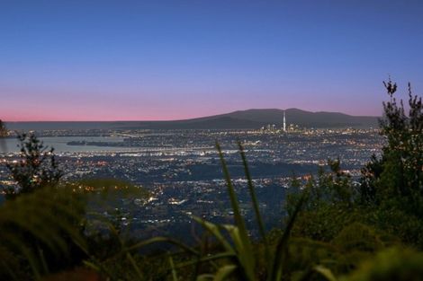 Photo of property in 37 Quinns Road, Waiatarua, Auckland, 0612