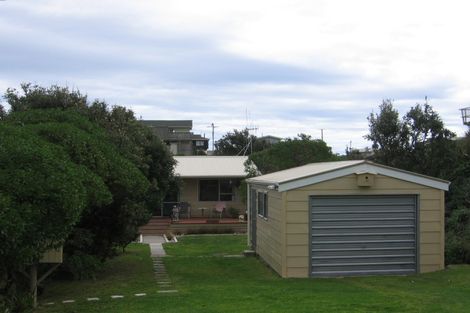 Photo of property in 16 Nelson Street, Foxton Beach, Foxton, 4815