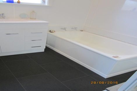 Photo of property in 2 Avro Road, Blue Mountains, Upper Hutt, 5371