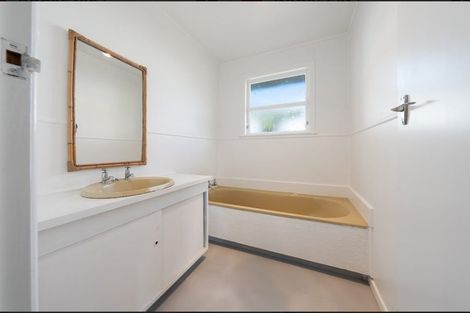 Photo of property in 28 Robert Burke Place, Henderson, Auckland, 0612