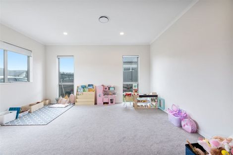 Photo of property in 13 Walter Ruddock Avenue, Kumeu, 0810