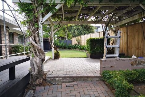 Photo of property in 7 Puawai Place, Northcote, Auckland, 0627